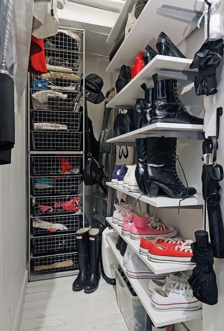 La importancia de los detalles en decoración suelo de parquet de espiga silla tolix piel de cordero decoración papel de pared de William Morris & Co papel de pared de Marimekko muebles en blanco estructura de cama de metal estilo nórdico estilo escandinavo encimera de madera natural diseño de interiores decoración sueca decoración minipisos decoración espacios pequeños decoración de interiores cuadros posters galerías cómodas blancas CH24 de Hans Wegner para Carl Hansen cemento lacado banco en el recibidor