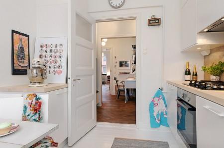 La importancia de los detalles en decoración suelo de parquet de espiga silla tolix piel de cordero decoración papel de pared de William Morris & Co papel de pared de Marimekko muebles en blanco estructura de cama de metal estilo nórdico estilo escandinavo encimera de madera natural diseño de interiores decoración sueca decoración minipisos decoración espacios pequeños decoración de interiores cuadros posters galerías cómodas blancas CH24 de Hans Wegner para Carl Hansen cemento lacado banco en el recibidor