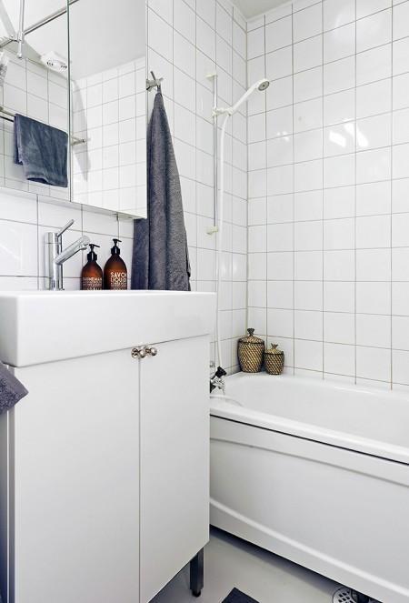 La importancia de los detalles en decoración suelo de parquet de espiga silla tolix piel de cordero decoración papel de pared de William Morris & Co papel de pared de Marimekko muebles en blanco estructura de cama de metal estilo nórdico estilo escandinavo encimera de madera natural diseño de interiores decoración sueca decoración minipisos decoración espacios pequeños decoración de interiores cuadros posters galerías cómodas blancas CH24 de Hans Wegner para Carl Hansen cemento lacado banco en el recibidor