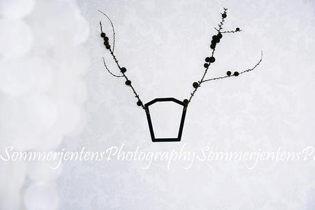 Diy: Reno navideño con cinta adhesiva y ramas