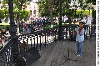 Festejando el Día del Músico en público