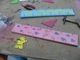 Haciendo el escalador en el Taller de juguetes para niños