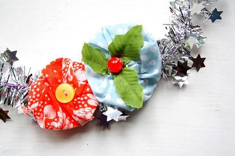 Cómo se hace: Corona de Navidad con flores de tela y una guirnalda plateada