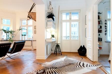 sillas modernas barcelona Sillas Barcelona de Mies Van der Rohe piel de cebra alfombra papel de pared de árboles muebles de diseño muebles con palets mesita con palets mesas nido salón roble mesa roble natural mesa de centro de palet lámparas de diseño estilo nórdico estilo escandinavo espejo marco madera plata diseño nórdico diseño de interiores decoración de interiores cocinas modernas cocinas blancas cocina con muebles hasta el techo 