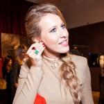 Ksenia Sobchak con camafeo Ksenia Sobchak con camafeo