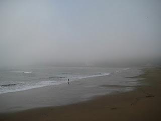 El amanecer del sol tras la niebla