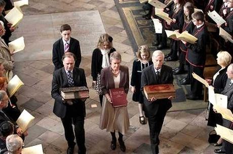 La Reina de Inglaterra en la celebración de los 4 siglos de la Biblia King James