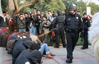 La Policía norteamericana lanza gas de pimienta contra estudiantes indignados.