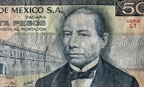 Juárez, héroe mexicano Benito Juárez, presidente de México desde 1858 hasta 1872, es uno de los personajes más importantes de la historia de su país. Por eso, su retrato se ve en muchos lugares (hasta en los billetes, como puedes observar en la fotogra...