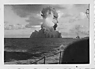 El hundimiento del acorazado HMS Barham - 25/11/1941.