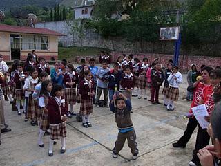 Ricoh entrega juguetes a niños de escasos recursos en Pacula, Hidalgo