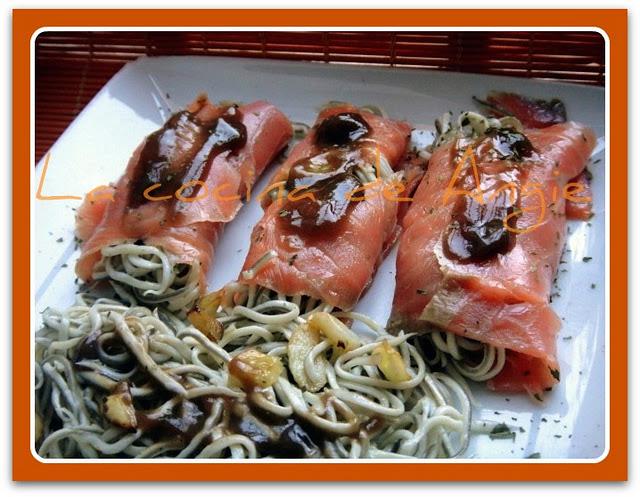 ROLLITOS DE SALMÓN Y GULAS