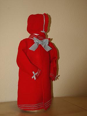 Y para Alba... ¡Un abrigo de punto rojo!