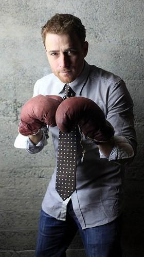 Stewart Butterfield Outtakes, empresario y fundador de flickr en camisa, cobarta y guantes de boxeo