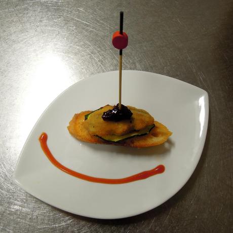 Sonriente boquerón relleno de queso fresco y salmón marinado sobre calabacín a la plancha del Candelaraval