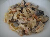 Taggliattelle con salmón y setas