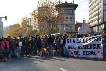 Centenares de personas y sus mascotas salen a la calle para defender la gestión del albergue