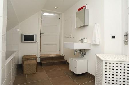 tetera siemens sofá iversen sofá de ikea sillas myr hormiga ant sillas de diseño arne jacobsen silla eames Poul Kjærholm minimalismo nórdico jarron menu florero holmegrad estilo nórdico estanterías montana espacios abiertos en decoración diseño nórdico diseño de interiores decoración de interiores 