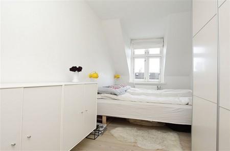 tetera siemens sofá iversen sofá de ikea sillas myr hormiga ant sillas de diseño arne jacobsen silla eames Poul Kjærholm minimalismo nórdico jarron menu florero holmegrad estilo nórdico estanterías montana espacios abiertos en decoración diseño nórdico diseño de interiores decoración de interiores 
