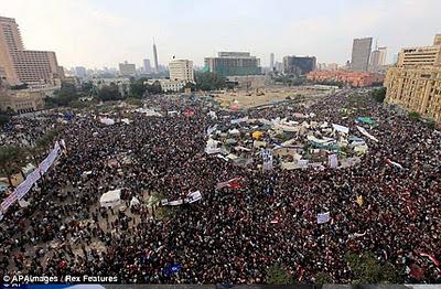 Tirador experto de la policía egipcia saca los ojos de cinco manifestantes con balas de goma (Galería de Imágenes)