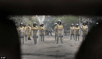 Tirador experto de la policía egipcia saca los ojos de cinco manifestantes con balas de goma (Galería de Imágenes)