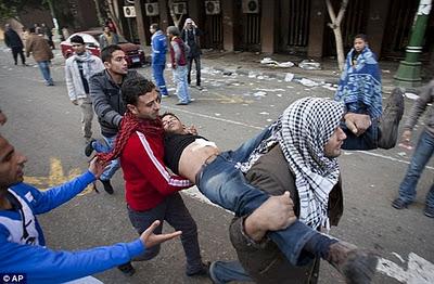 Tirador experto de la policía egipcia saca los ojos de cinco manifestantes con balas de goma (Galería de Imágenes)