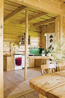 CABANA DE MADERA EN EL BOSQUE