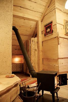 CABANA DE MADERA EN EL BOSQUE