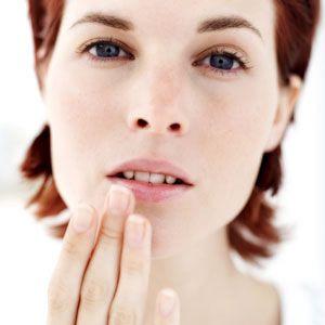 ¿Cómo evitar los labios secos, agrietados, pelados o con pellejos?