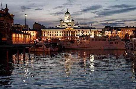 Helsinki - Anochecer, con la catedral al fondo. (FLICKR / Ilpo Torn - 20minutos.es )