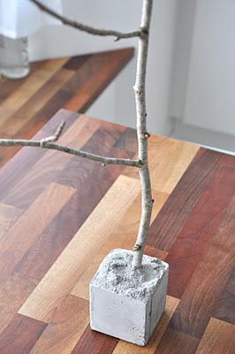 DIY: Árbol de Navidad con una rama y una base de cemento