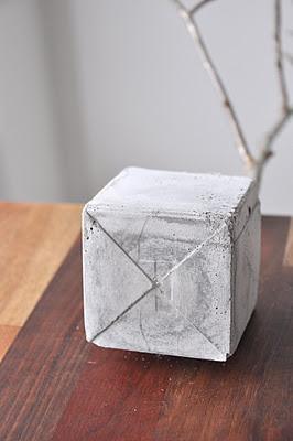 DIY: Árbol de Navidad con una rama y una base de cemento