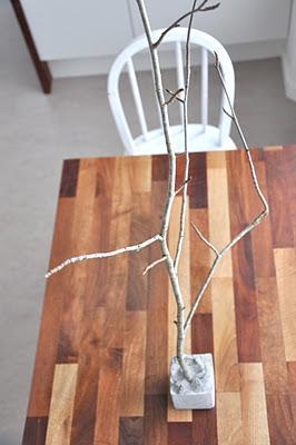 DIY: Árbol de Navidad con una rama y una base de cemento
