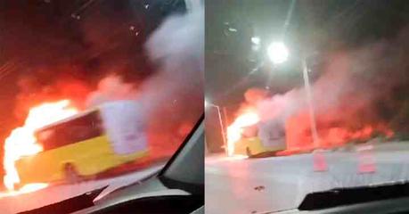 (video)Un camión urbano es completamente consumido por las llamas cerca del camino a Cerro de San Pedro