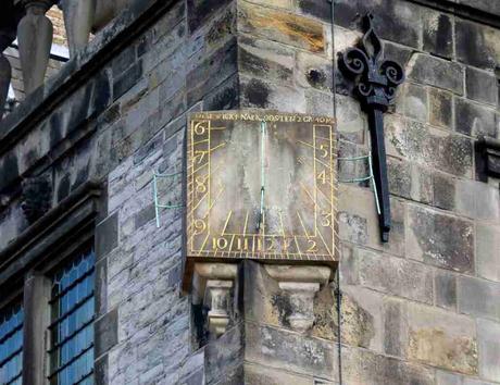 El triple reloj solar en el Ayuntamiento de Delft