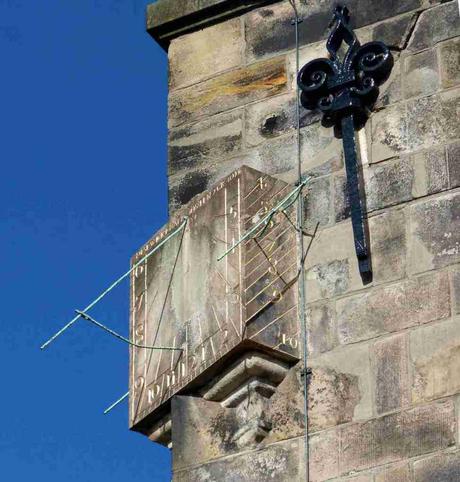 El triple reloj solar en el Ayuntamiento de Delft El triple reloj solar en el Ayuntamiento de Delft