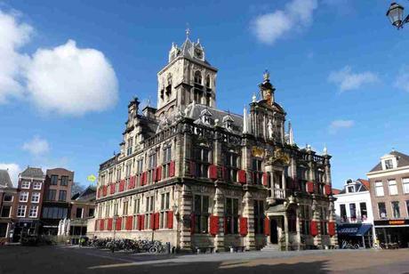 El triple reloj solar en el Ayuntamiento de Delft
