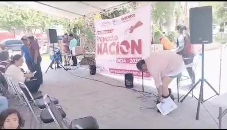 (video) Diputado federal de Morena pierde sus pantalones durante asamblea en Coahuila