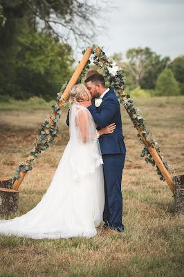 Pareja de novios besándose Pareja de novios besándose