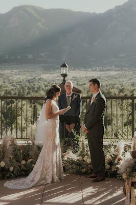 Pareja de novios y maestro de ceremonias, la novia leyendo sus votos Pareja de novios y maestro de ceremonias, la novia leyendo sus votos