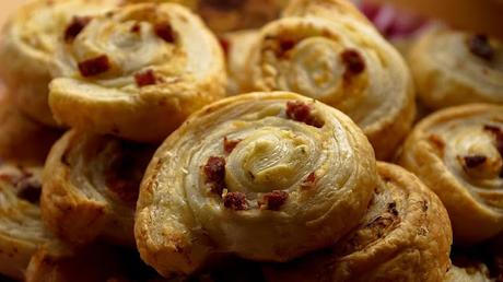 Espirales de hojaldre con jamón y queso