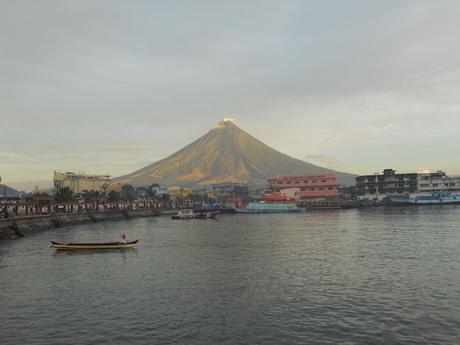 Puerto de la ciudad de Legaspi y monte Mayon
