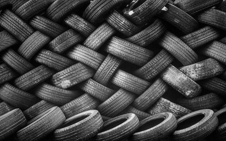 La economía circular se remonta al principio para evitar que se generen residuos y contaminación  y el reciclaje consiste en la acción o proceso de convertir los residuos en material reutilizable, comenzando al final