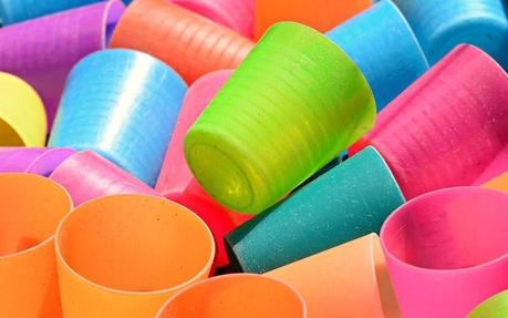 La cocina es un espacio de la casa donde podemos encontrar mucho plástico con funciones muy distintas: desde los envases de los productos de limpieza a los accesorios para alimentos o los utensilios para cocinar