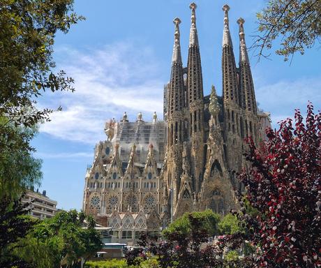Viajando en Furgoneta por Barcelona: Rutas y Consejos
