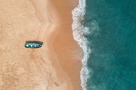 Vista aérea de un barco de salvavidas en la playa de Cape May