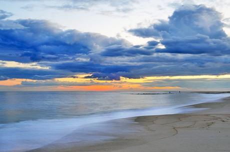 Puesta de sol sobre la playa principal, East Hampton