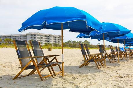 Sombrillas y sillas de playa en Coligny Beach, Hilton Head