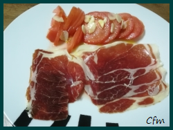 Jamón ibérico con ensalada de tomate