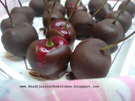 CERISES TREMPÉES DANS DU CHOCOLAT / CHOCOLATE-COVERED CHERRIES / CEREZAS BAÑADAS EN CHOCOLATE / كرز مغموس في الشوكولاته